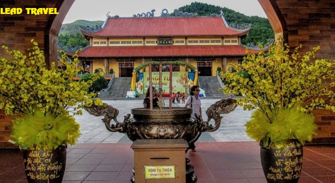Tour chùa Ba Vàng