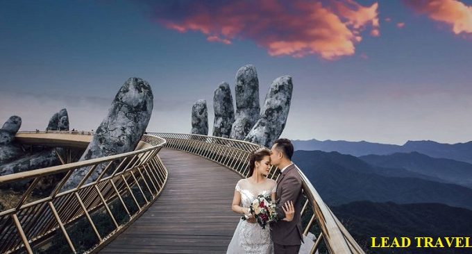 Chụp ảnh ở Cầu Vàng