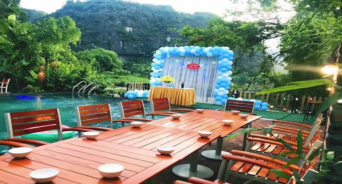 tiệc tại nhà hàng ngoài trời
