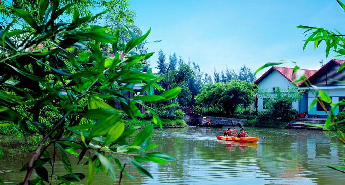 Chèo kayak trên hồ tại ninh binh farmstay